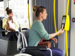 Rolstoelgebruiker scant de mobib-kaart op de bus