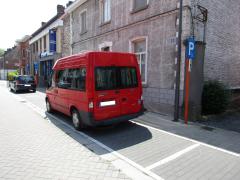 foto van een aangepast busje voor rolstoelvervoer op een aangepaste parkeerplaats