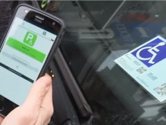 parkeerkaart voor personen met een handicap wordt gescand met een app om de geldigheid te controleren