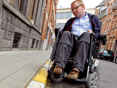rolstoelgebruiker op de openbare weg