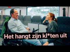 rolstoelgebruiker Kurt Vanhauwaert en Linde Merckpoel op de trein - opschrift "Het hangt zijn kl*ten uit"